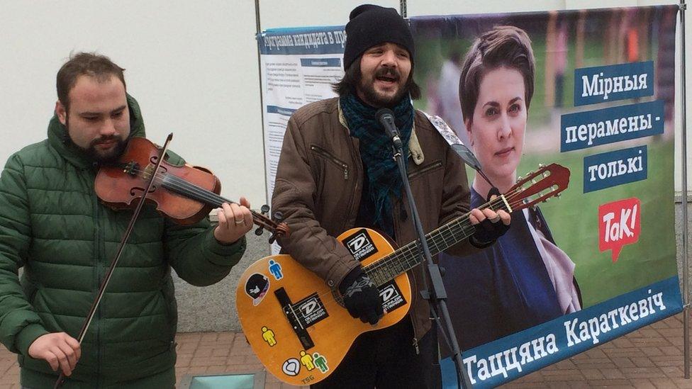 A guitar and violin duet belt out songs of protest