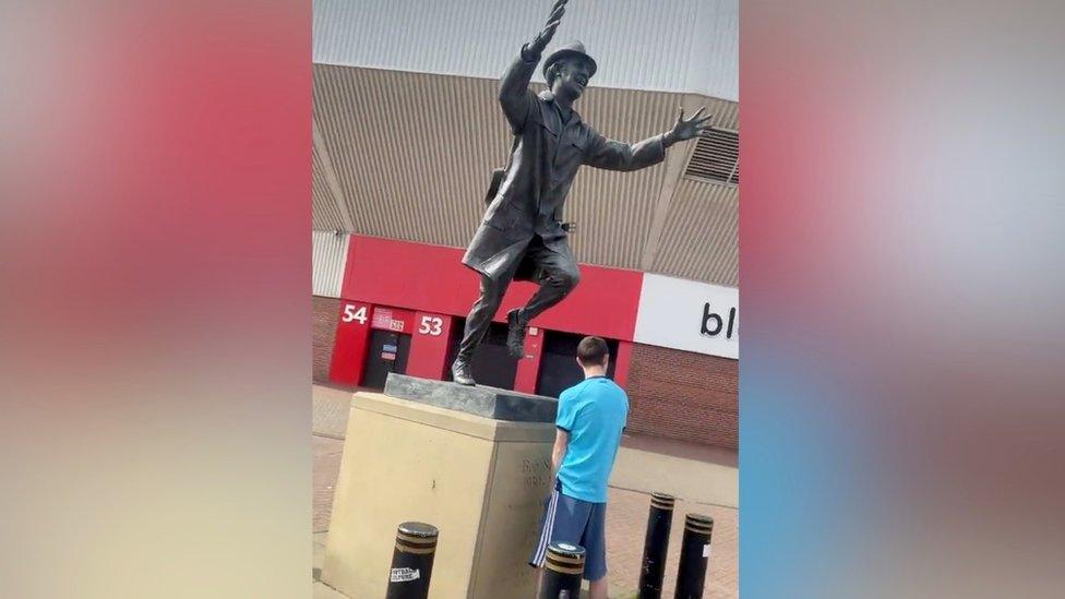 Picture of Thomas Fleet urinating at statue