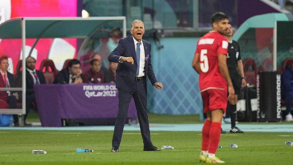 Carlos Queiroz, prif hyfforddwr Iran, yn ystod y gêm yn erbyn Lloegr