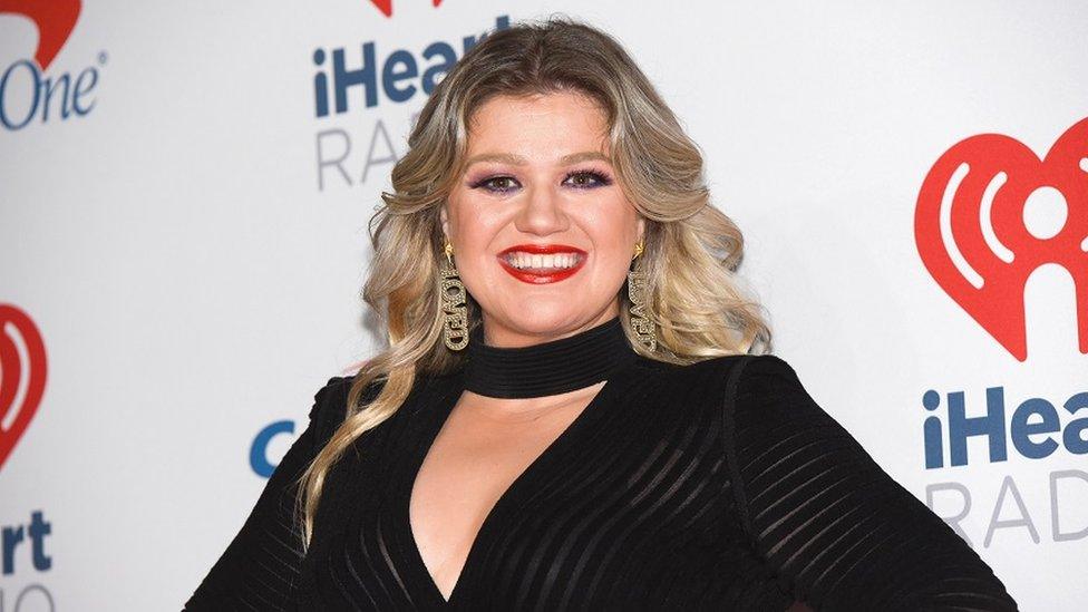 Kelly Clarkson smiling