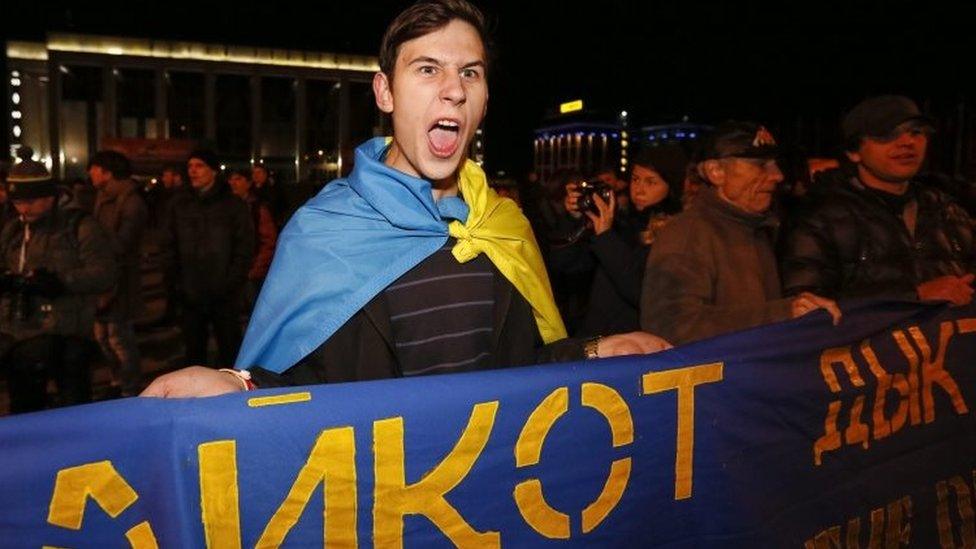 Opposition supporters shout slogans during a rally after presidential election in Minsk (11 October 2015)