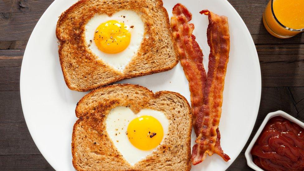 Heart-shaped-egg-and-toast.