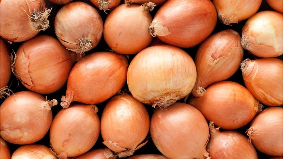 A pile of generic onions