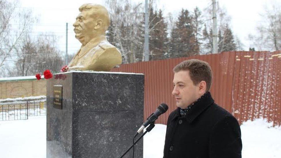 Georgi Kamenev next to the Stalin bust at the event to announce the "year of Stalin"