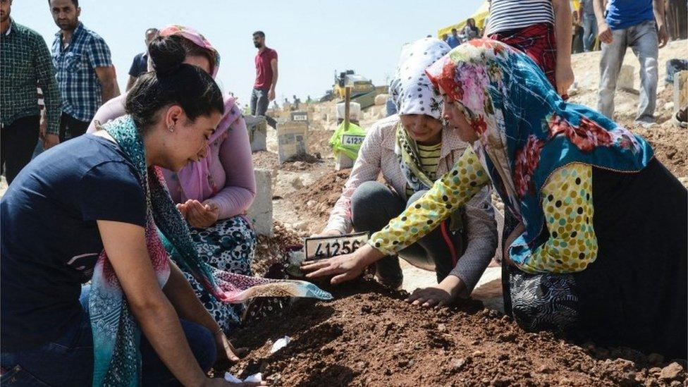 Women grieve at graveside of one of victims of Gaziantep blast 21/08/2016