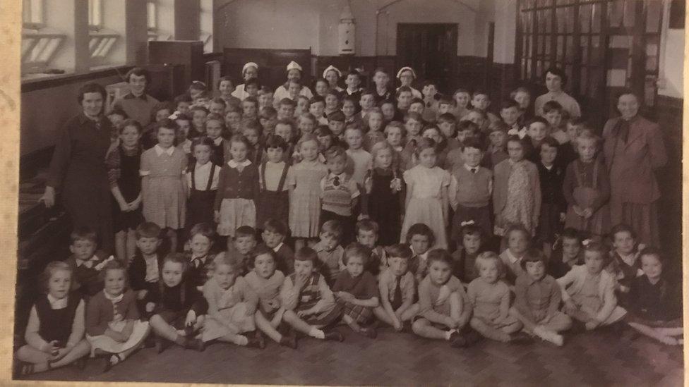 Holl staff a disgyblion Ysgol Bryntaf, Tachwedd 1954