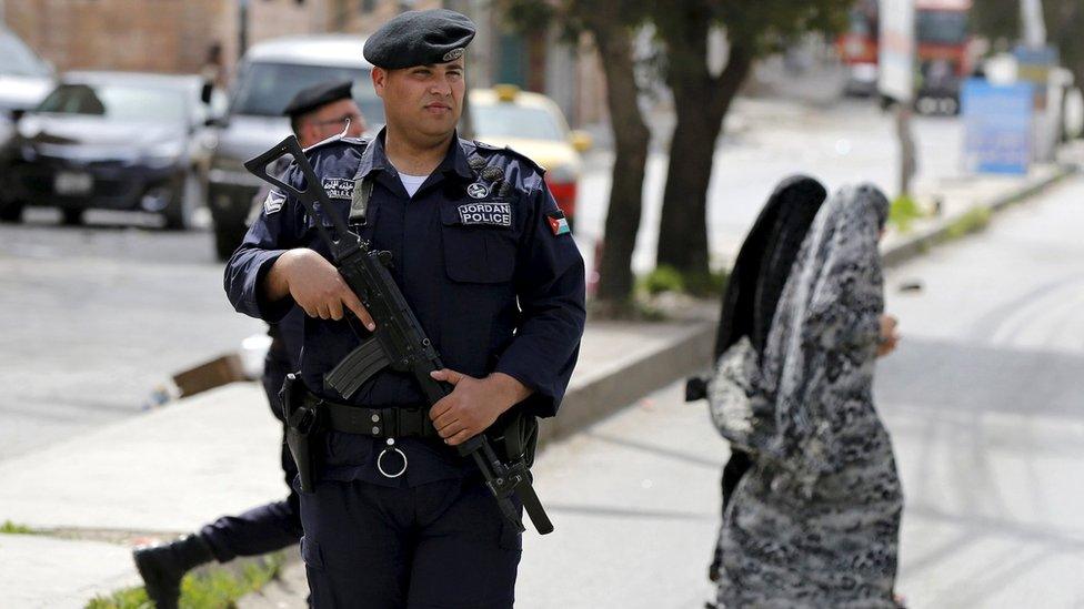 Jordanian public security officer stands guard in Irbid (2 March 2016)