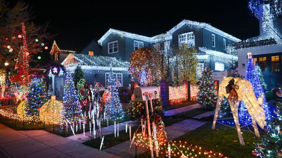 Look at these amazing houses lit up for Christmas - BBC Newsround