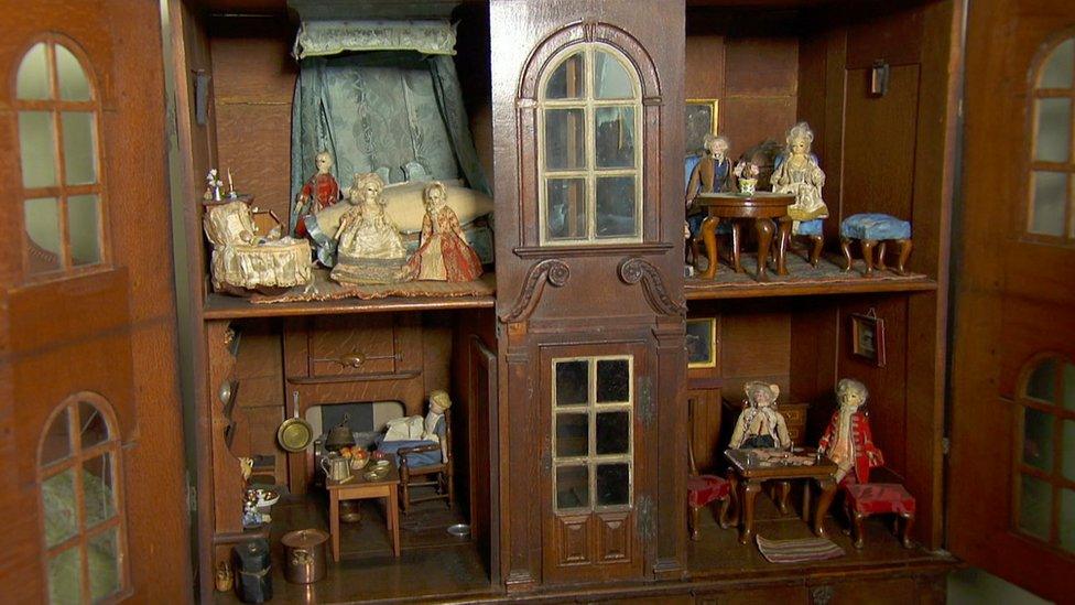 Doll s house taken to Antiques Roadshow in Tewkesbury worth 150 000 BBC News