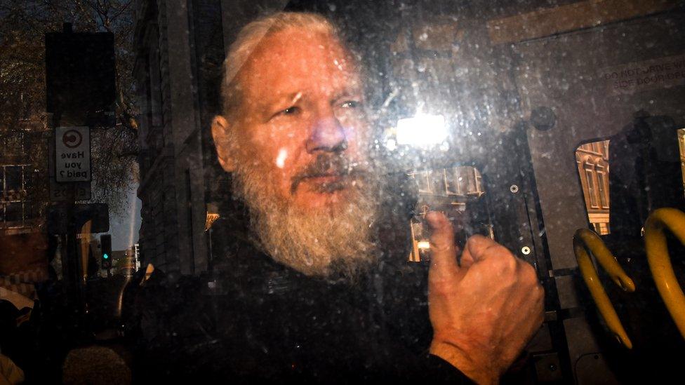 Julian-Assange-in-a-car.