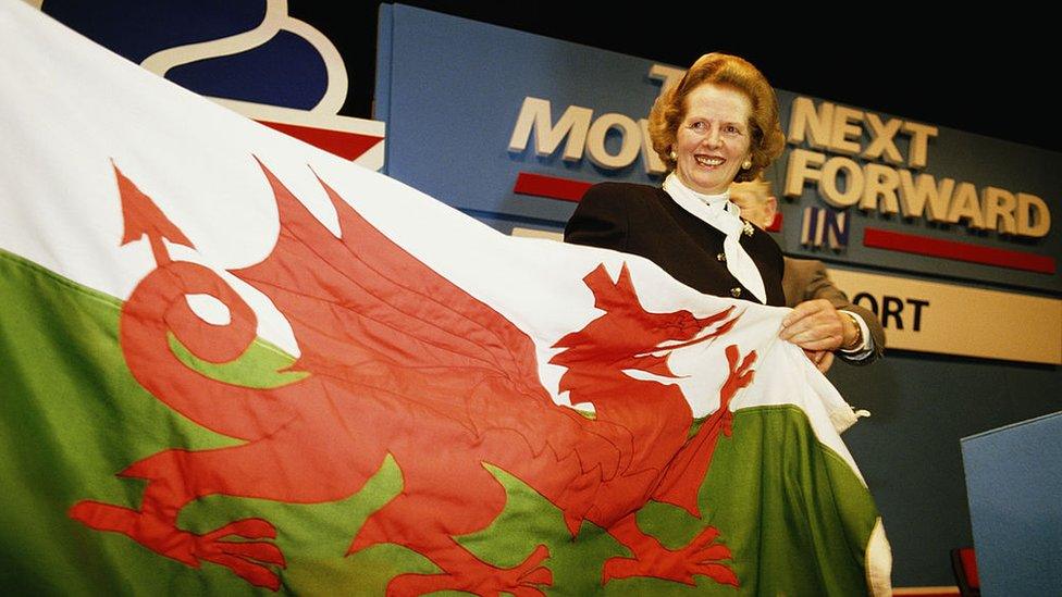 Margaret Thatcher gyda'r Ddraig Goch mewn cynhadledd Ceidwadwyr