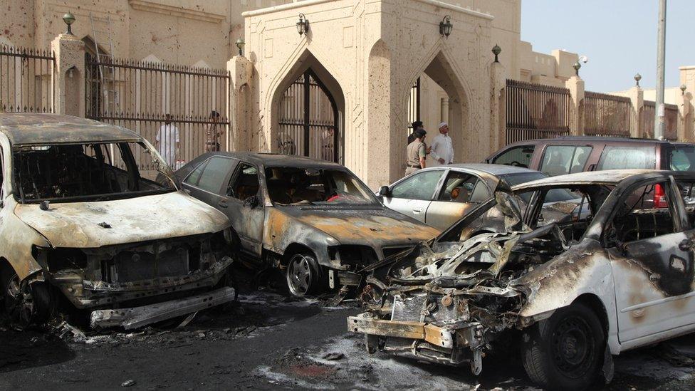 Saudi security forces inspect the site of an IS suicide bombing that targeted a Shia mosque in Dammam (29 May 2016)