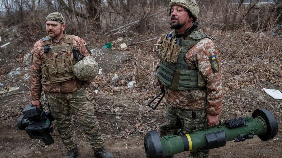 Two Ukrainian soldiers with a Javelin missile