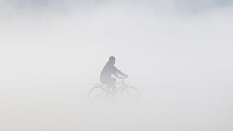 NOIDA, INDIA DECEMBER 16: People playing on the ground in a foggy morning, on December 16, 2023 in Noida, India. (Photo by Sunil Ghosh/Hindustan Times via Getty Images)