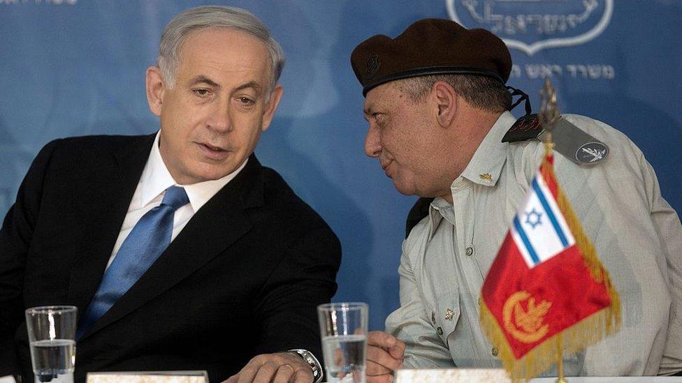 Gadi Eisenkot (R) and Benjamin Netanyahu pictured together