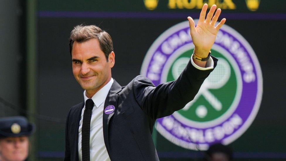 roger-federer-waving.