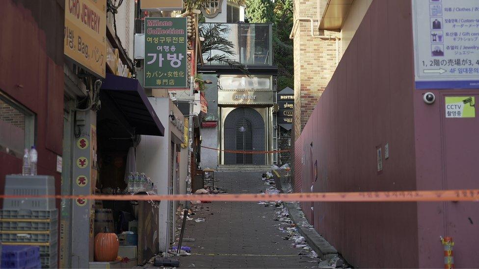 Narrow alleyway in Itaewon