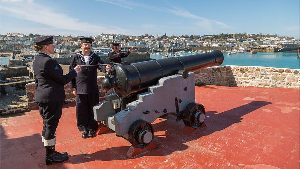 Noon day gun at Castle Cornet