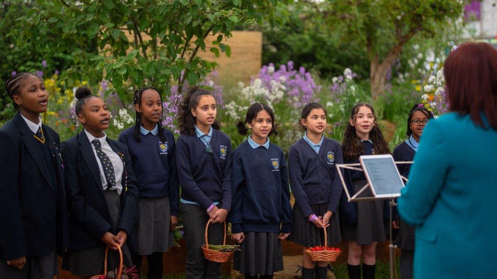 children-singing-at-the-chelsea-flower-show.