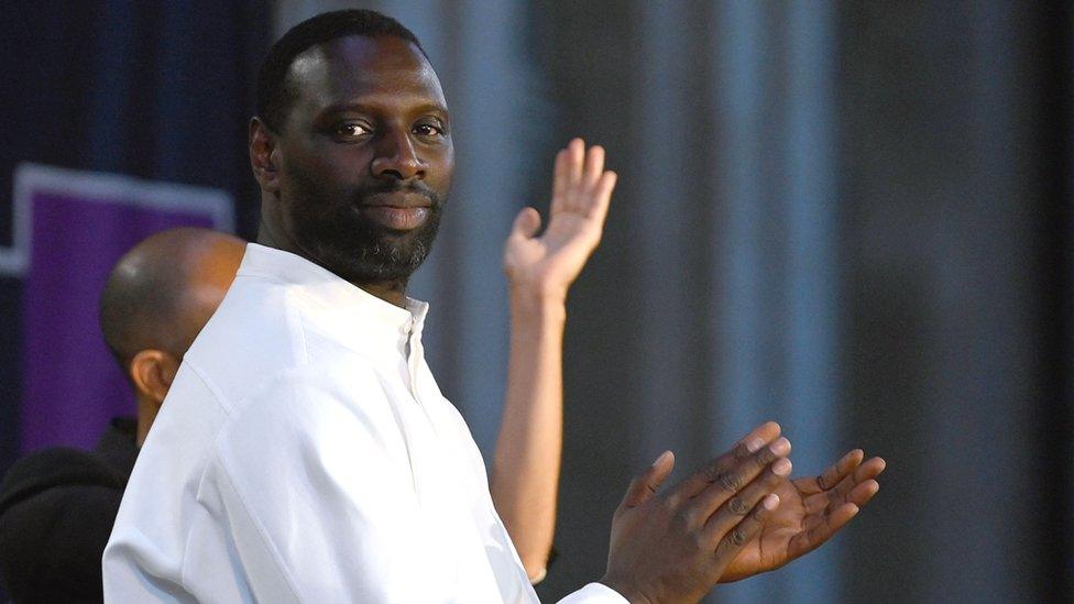 Omar Sy clapping