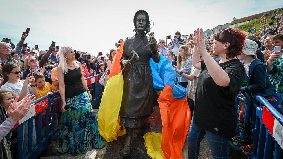 mary-anning-statue.