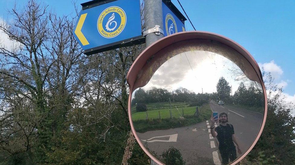 Rhodri ar lwybr arfordir Cymru