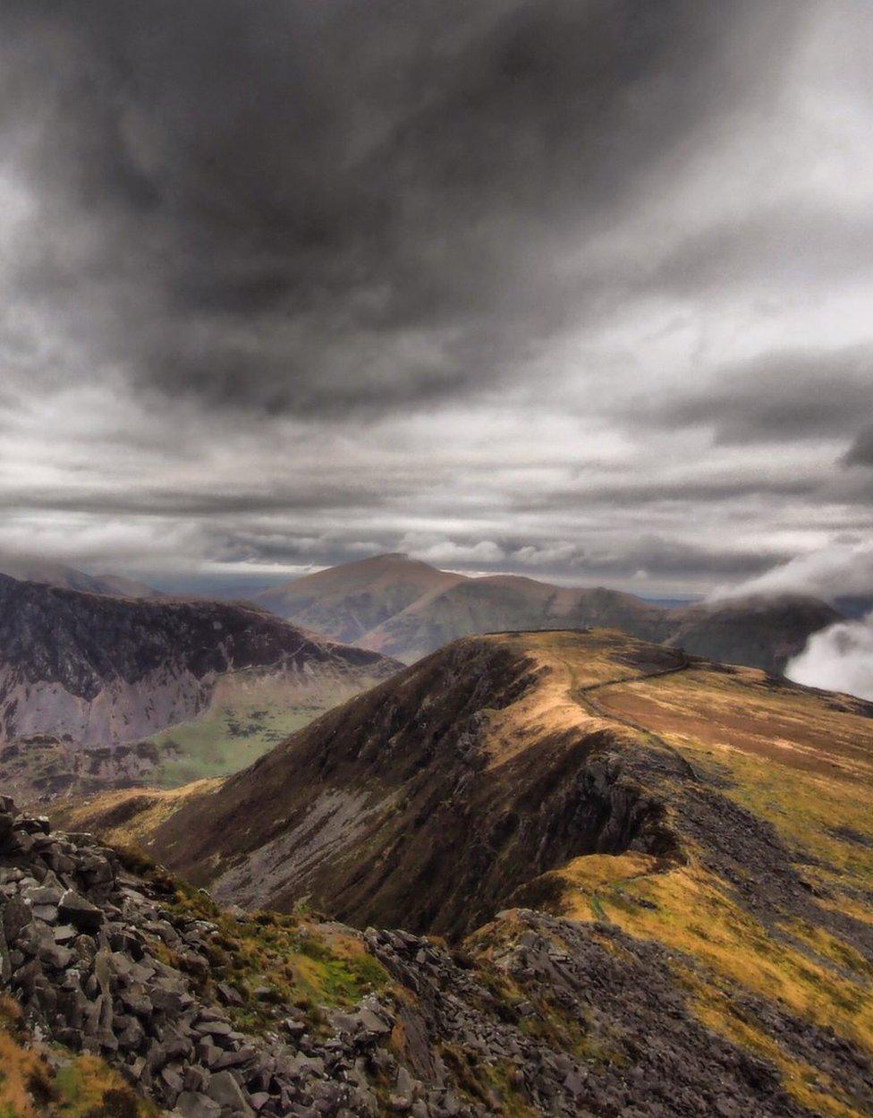 Oes storm yn ffurfio uwchben Dyffryn Nantlle?