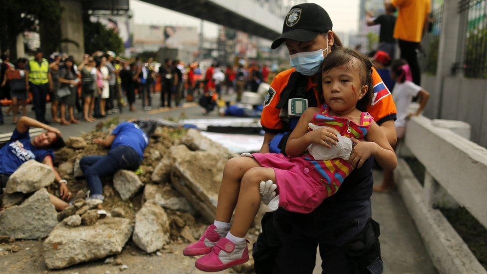 A Filipino rescuer carries a mock victim during an earthquake preparedness drill in Makati city, south of Manila, Philippines, 22 June 2016.