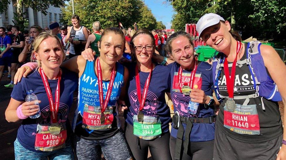 Aelodau 'Mae hi'n rhedeg: Caerdydd' wedi Hanner Marathon Caerdydd 2019