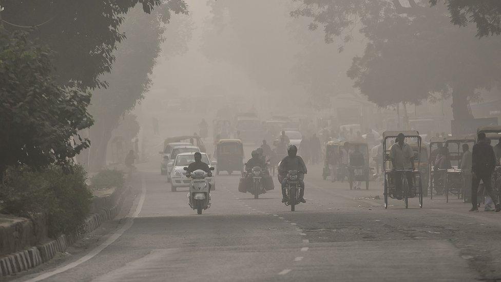 Traffic on a street in Delhi amid heavy smog in November 2016