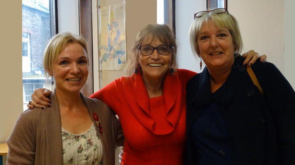 Margot Kidder (centre) with library assistant Helen Jones and librarian Susan Jones