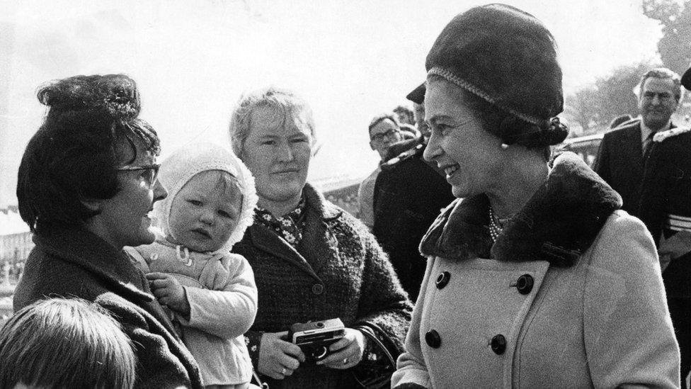 Y Frenhines yn Aberfan 1973