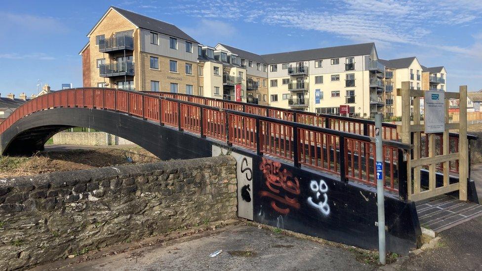 Goodlands Gardens footbridge