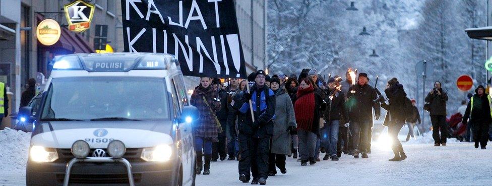 Police step in to prevent anti-immigrant groups and opponents attacking each other during a march in Tampere (23 Jan)