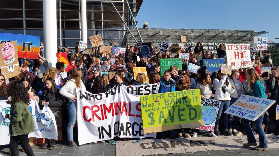 Protest newid hinsawdd Caerdydd