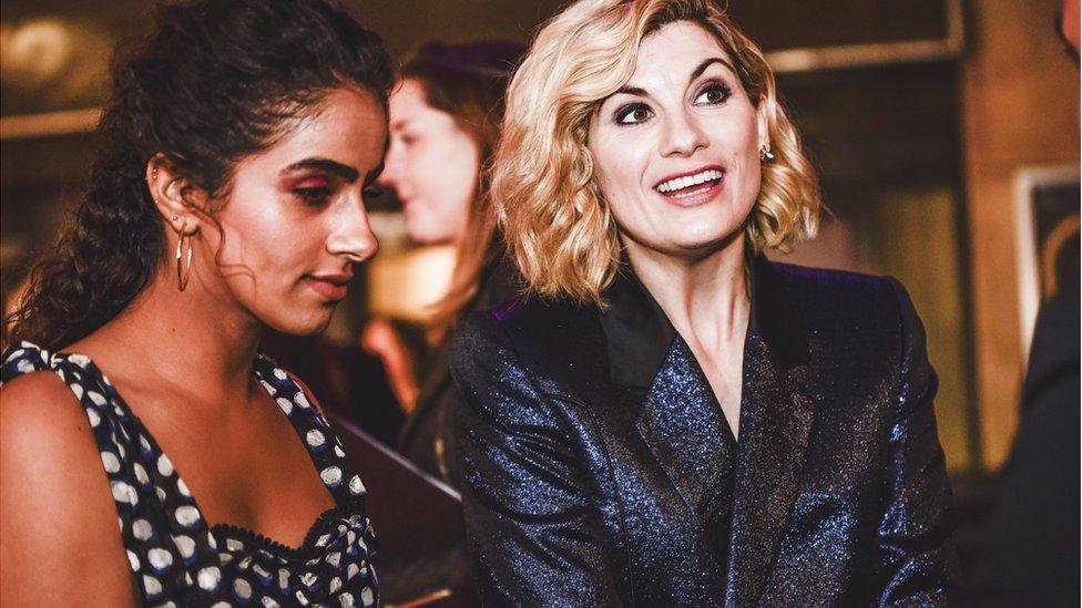 Yr actores Mandip Gill gyda seren Doctor Who, Jodie Whittaker