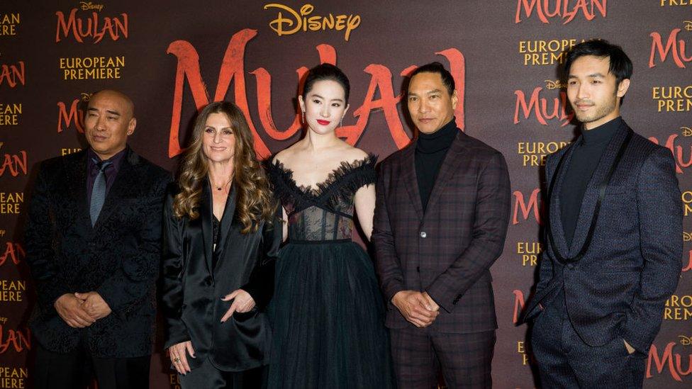 Mulan-Cast-Ron-Yuan-Niki-Caro,-Yifei-Liu-Jason-Scott-Lee-and-Yoson-An-attend-the-Mulan-European-Premiere.