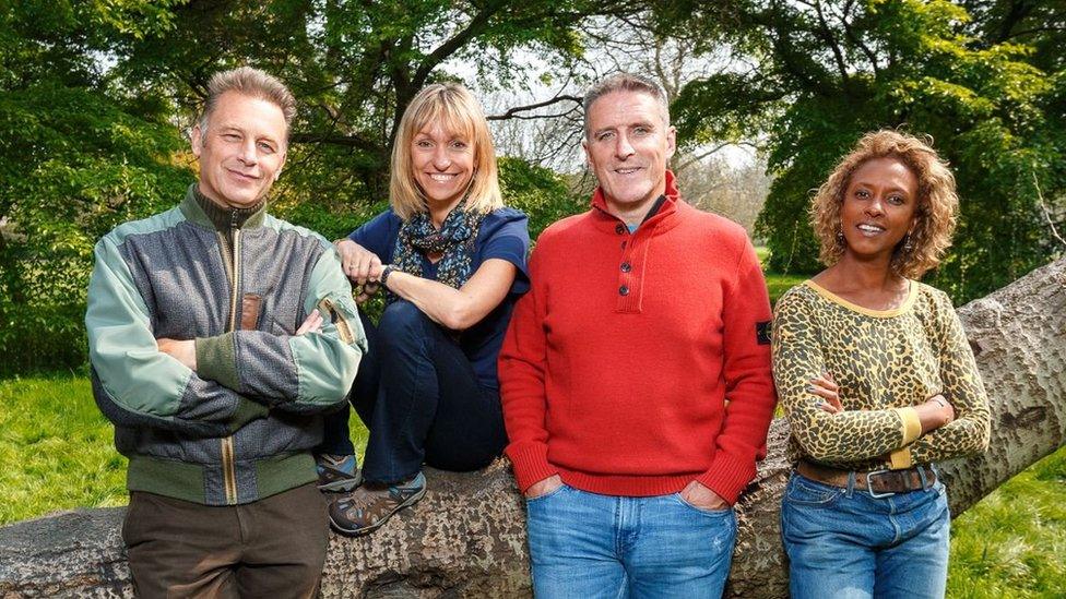 Iolo gyda rhai o gyflwynwyr y cyfresi Springwatch a Winterwatch; Chris Packham, Michaela Strachan a Gillian Burke