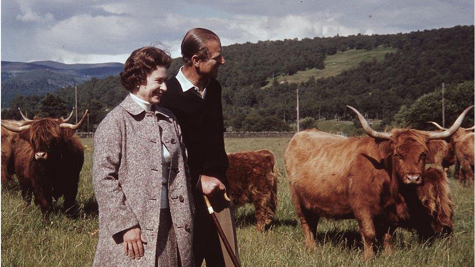 A' Bhànrigh agus am Prionnsa Philip le crodh Ghàidhealach aig Baile Morail.