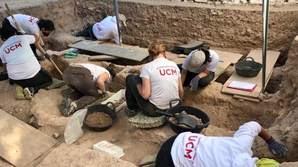 Archaeologists and anthropologists from Cranfield University, University Complutense of Madrid (UCM) and Mapas de Memoria (Maps of Memory) at work in Almagro