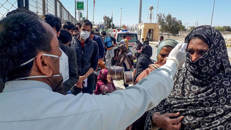 Temperature checks on people arriving at Taftan camp, Pakistan, 29 Feb 20