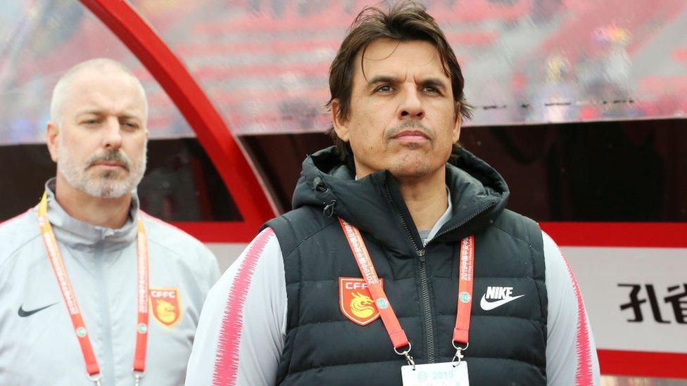 Chris Coleman (dde) gyda'i is-hyfforddwr, Kit Symons yn China