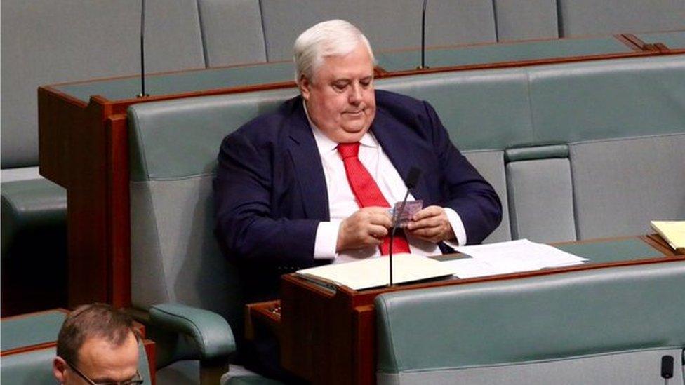 Clive Palmer counts money in parliament (Feb 2016)