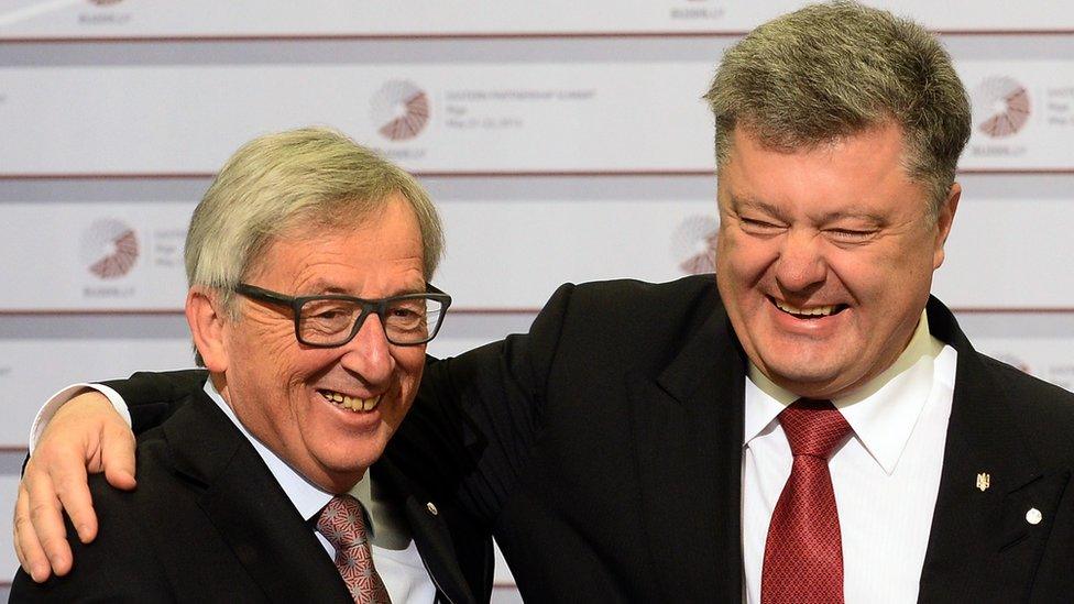 EU Commission President Jean-Claude Juncker (L) and Ukraine's President Petro Poroshenko