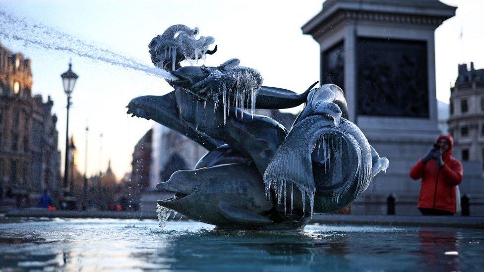 icy fountain, trafaglar square