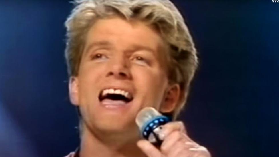 Rikki Peebles singing at Eurovision in 1987