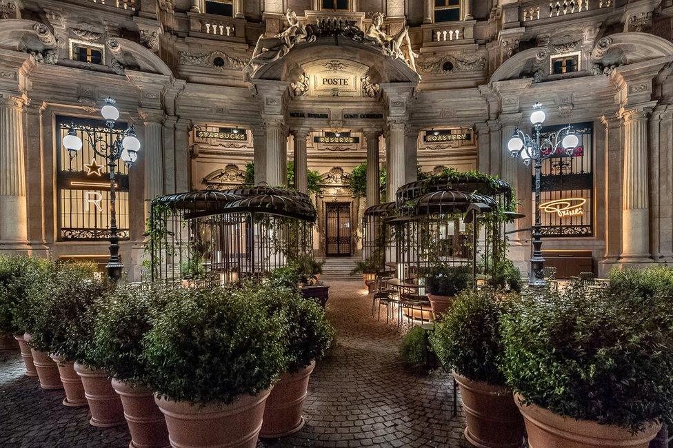 Starbucks Milan exterior