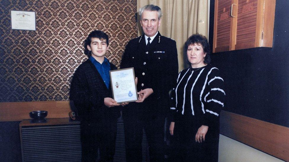 Roberto receiving bravery award