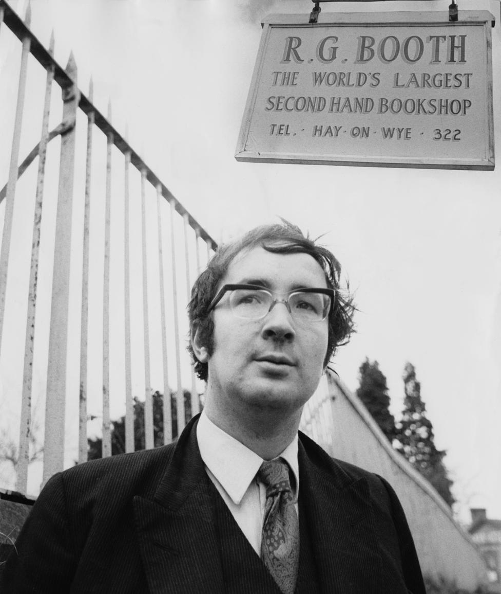 Richard Booth outside his bookshop in 1971