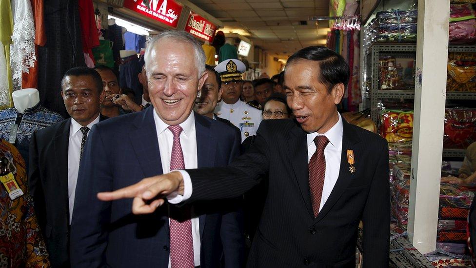 Australian PM Malcolm Turnbull and Indonesian President Joko Widodo in a Jakarta market, Indonesia (12 Nov 2015)